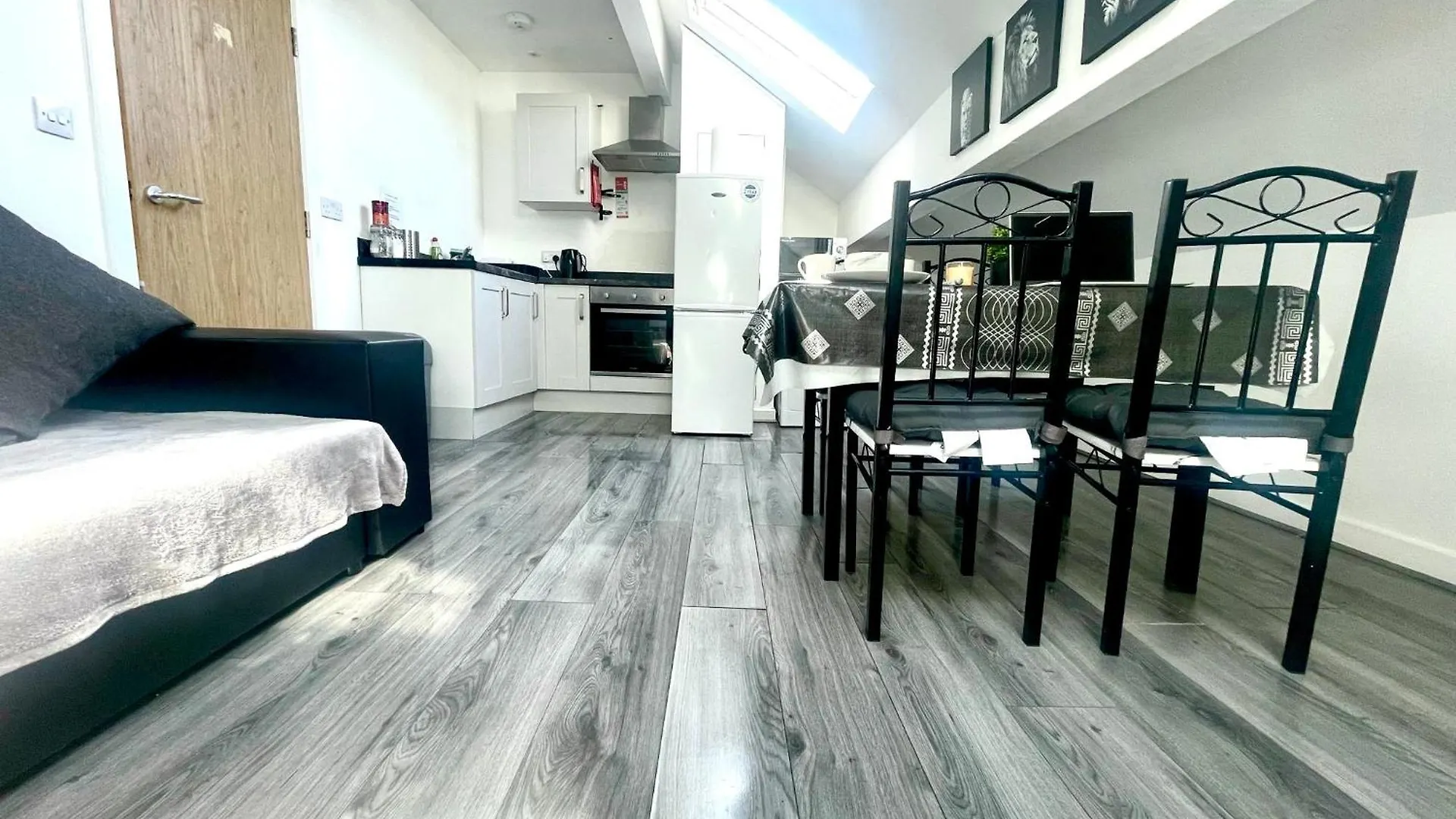 Rawson Apartments - Stylish City Centre Hideaway With 85 Inch Tv Cinema Room & Pool Table 브래드퍼드 0*,  영국